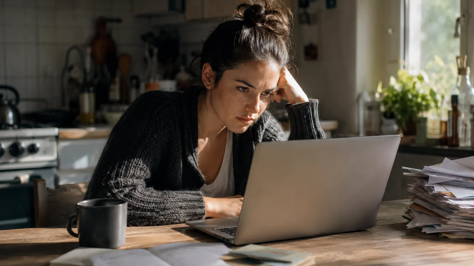 How a $70 Screen Fixed My Cramped Kitchen-Table Office